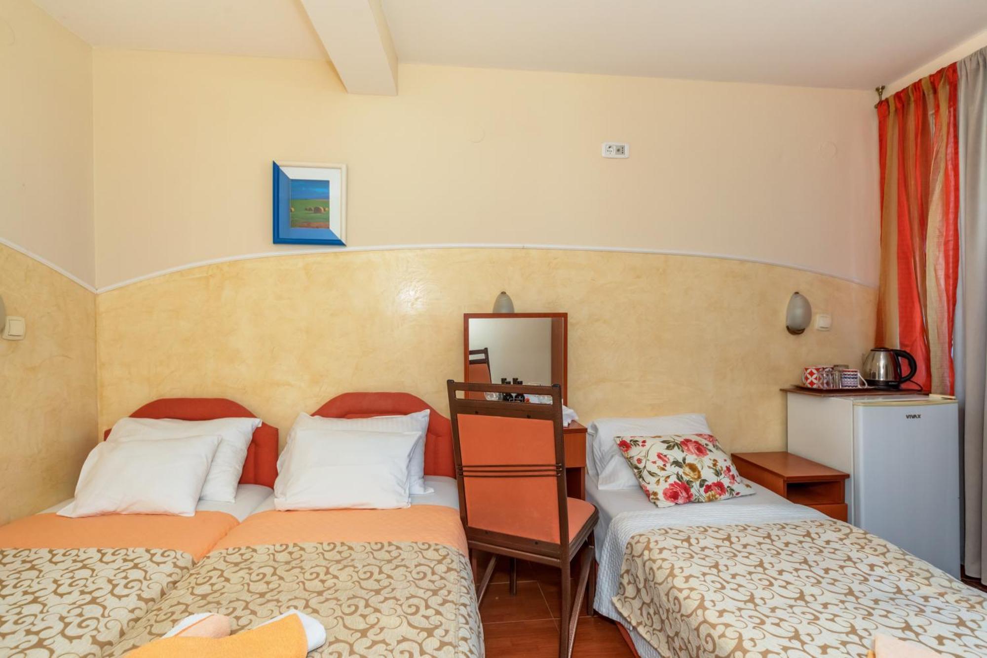 Apartments Pod Lozom With Seaview Petrovac Room photo